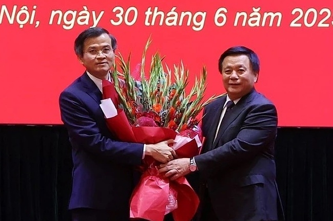 hinh-anh-1-1751292752-17512928-4639-4462-1751293151 Ông Đoàn Minh Huấn nhận quyết định giữ chức Phó giám đốc thường trực Học viện Chính trị quốc gia Hồ Chí Minh, chiều 30/6. Ảnh: TTXVN