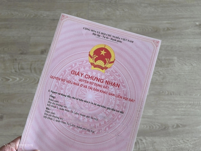 hinh-anh-2-1749787496-7143-1749787806 Mẫu sổ đỏ cấp cho người dân năm 2021. Ảnh: Dương Tâm