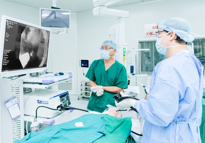 hinh-ta-mo-1-1749616735-8295-1749617292 Bác sĩ Hùng bóc tách khối u dưới niêm bằng ống mềm cho chị Tiên. Ảnh: Bệnh viện Đa khoa Tâm Anh