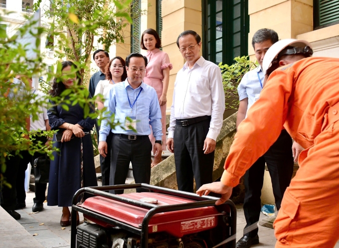 hn-jpeg-1750771946-9625-1750773345 Thứ trưởng Bộ Giáo dục và Đào tạo Phạm Ngọc Thưởng (áo trắng, đeo kính) kiểm tra công tác chuẩn bị của Hà Nội hôm 20/6. Ảnh: MOET