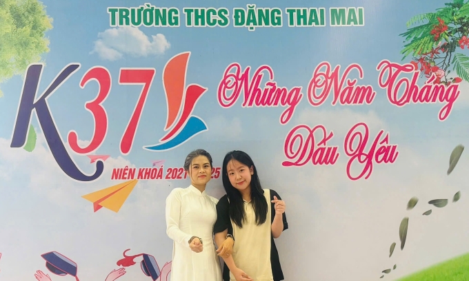 hoang-nhi-cung-co-giao-phan-th-5141-6147-1750055179 Cô Nhàn và Nhi trong lễ tốt nghiệp ở trường THCS Đặng Thai Mai. Ảnh: Nhân vật cung cấp