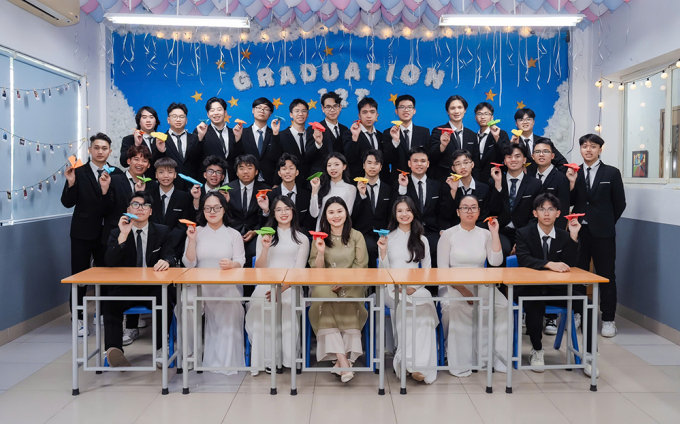 hoc-sinh-1750653475-4963-1750663176 Cô Linh (thứ 4 hàng đầu từ phải sang) cùng các học sinh khối 12 của trường. Ảnh: Nhân vật cung cấp