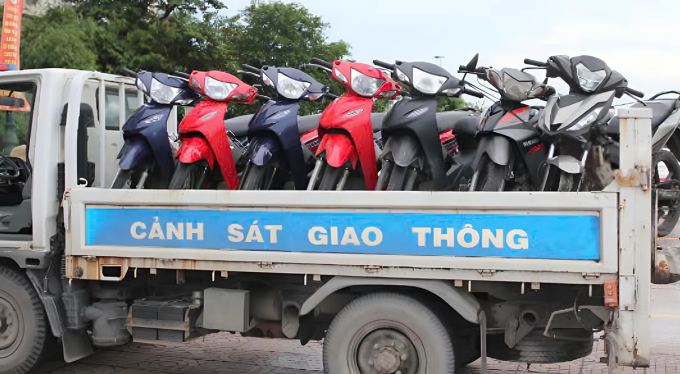 hon-chien-1-1749545378-5370-1749545583 Xe máy mà các nghi phạm dùng để chở nhau đi gây án bị tịch thu. Ảnh: Công an cung cấp