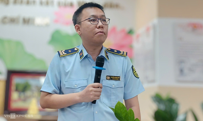 huy-1750217723-1750218084-1750-9864-6939-1750218347 Ông Nguyễn Quang Huy - Phó Chi cục trưởng Quản lý thị trường TP HCM tại họp báo sáng 18/6. Ảnh: Thi Hà