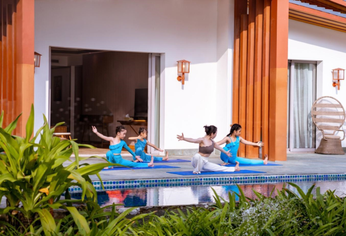 image-335010537-extractword-1-5644-3393-1750911383 Buổi tập yoga riêng tư lúc bình minh là một hoạt động trong gói trị liệu Blu Harmony. Ảnh: Radisson Blu Resort, Cam Ranh