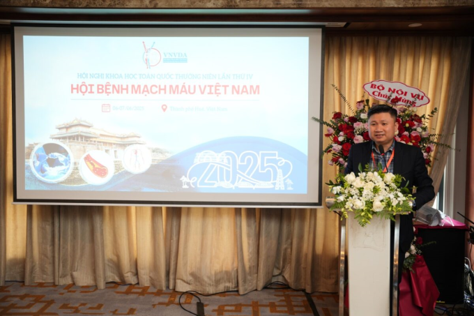 image-343689269-extractword-1-4793-9050-1750131226 Thạc sĩ, bác sĩ Lê Nhật Tiên, Tổng thư ký Hội, Phó chủ tịch thường trực Chi hội Bệnh Tĩnh mạch chia sẻ tại hội nghị. Ảnh: Ban tổ chức