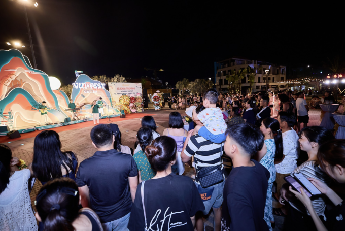 image-756142421-extractword-1-4761-3116-1749541274 Minishow đường phố tại chợ đêm Vui-Fest. Ảnh: Sun Group