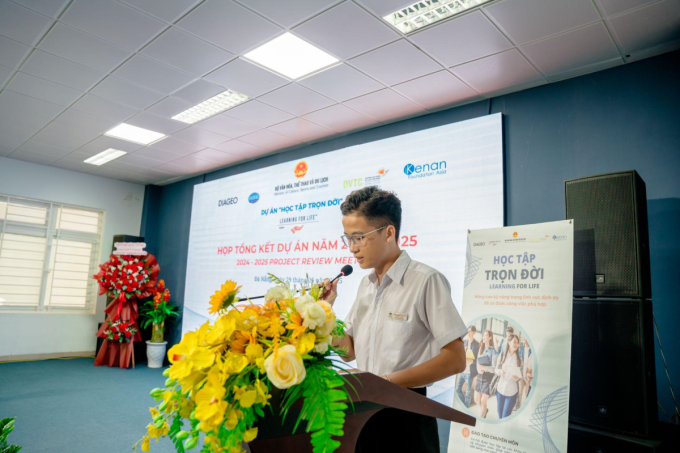 image-extractword-0-out-4591-1749632312 Hà Nguyễn Hoàng Ân, sinh viên năm 2 ngành Quản trị Khách sạn tại Trường Cao đẳng Du lịch Đà Nẵng, chia sẻ trong buổi lễ tổng kết chương trình huấn luyện. Ảnh: Diageo Việt Nam