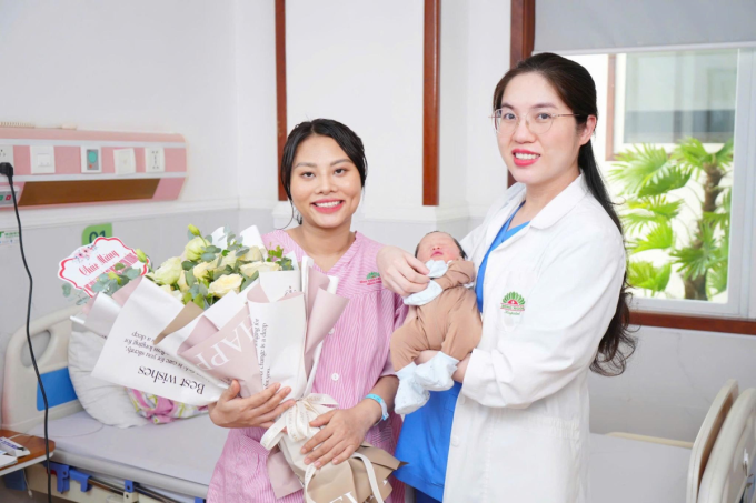 image-extractword-2-out-6165-1750842419-1 Chị Linh đón con chào đời khỏe mạnh sau 10 năm chờ đợi. Ảnh: Bệnh viện Đa khoa Hồng Ngọc cung cấp