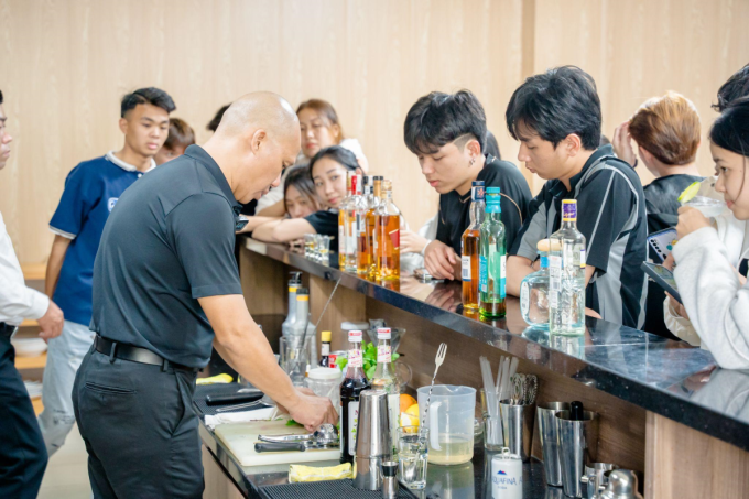 image-extractword-4-out-9848-1749632314 Lớp kỹ năng bartender thuộc chương trình Học tập trọn đời. Ảnh: Diageo Việt Nam