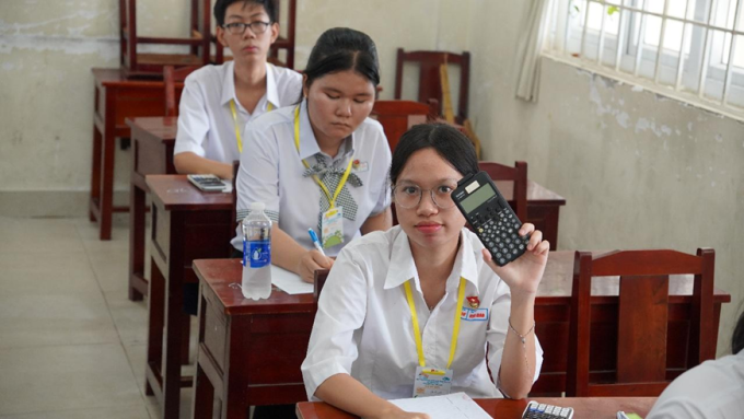 image001-1749611776-4204-1749611920 Học sinh sử dụng Casio fx-880BTG. Ảnh: Bitex
