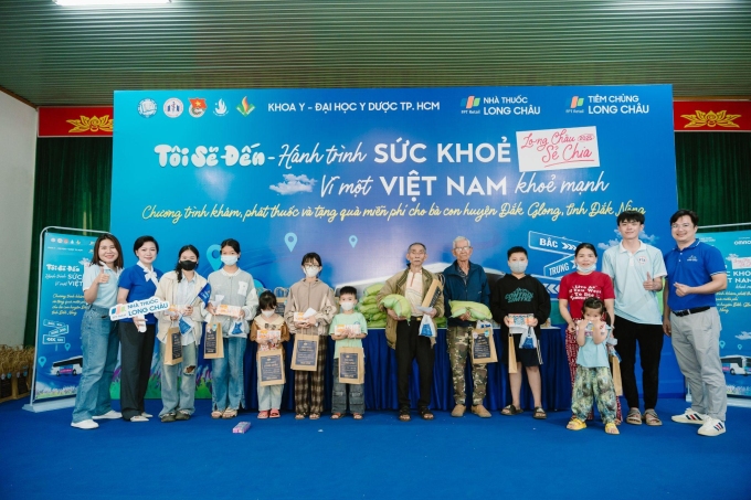 image001-1749804261-6381-1749804414 Ban tổ chức tặng quà, thăm khám sức khỏe cho nhiều người dân khó khăn. Ảnh: Long Châu