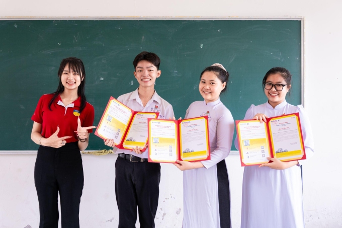 image002-1750994193-9585-1750994264 Học sinh nhận học bổng từ HUTECH. Ảnh: HUTECH