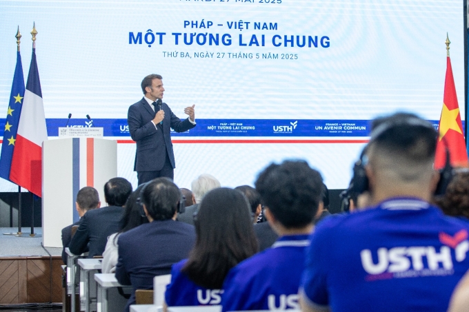 image003-1749549347-4829-1749549510 Tổng thống Pháp Emmanuel Macron trong chuyến thăm USTH. Ảnh: USTH