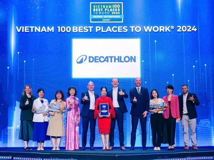 image003-1750129355-6004-1750219101 Ban lãnh đạo doanh nghiệp tại lễ vinh danh 100 nơi làm việc tốt nhất Việt Nam 2024. Ảnh: Decathlon