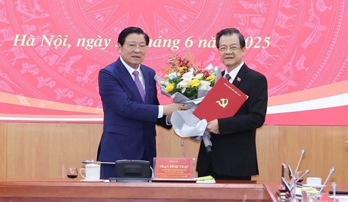 images736065-ef7a2e4504d8b386e-4284-6743-1751293151 Ông Lê Hồng Quang nhận quyết định giữ chức Phó ban Nội chính Trung ương, chiều 30/6. Ảnh: Noichinh