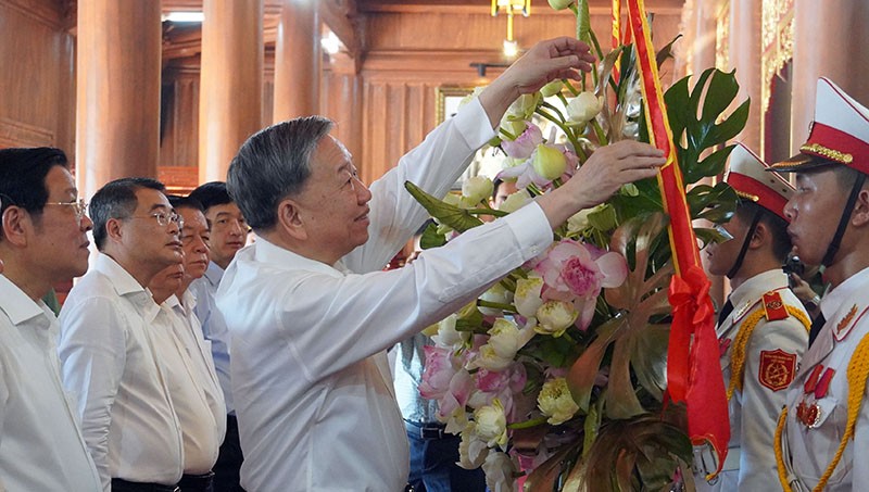 Tổng Bí thư Tô Lâm dâng hoa tưởng nhớ Chủ tịch Hồ Chí Minh và các Anh hùng liệt sỹ.