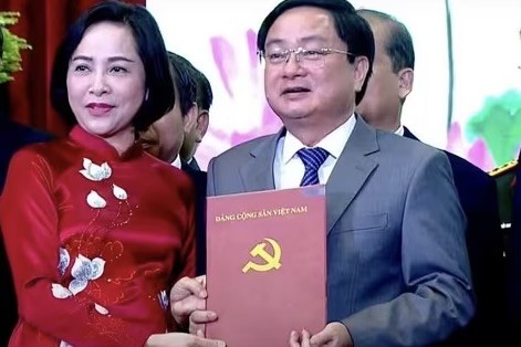 Bà Nguyễn Thị Thanh, Phó Chủ tịch Quốc hội trao Quyết định bổ nhiệm ông Nguyễn Văn Quyết, Bí thư Tỉnh ủy Long An giữ chức Bí thư Tỉnh ủy Tây Ninh mới.