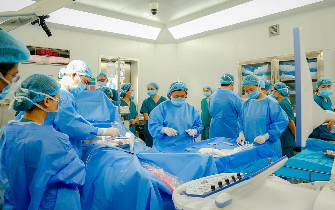 img-20250609-134306-1749451425-4853-1766-1749452406 Bác sĩ Bệnh viện Từ Dũ và Nhi đồng 1 can thiệp tim bào thai cho thai phụ Singapore hôm 28/5. Ảnh: Bệnh viện cung cấp