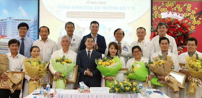 img-20250609-134821-1749451903-5095-7458-1749452406 Các bác sĩ Bệnh viện Từ Dũ và Nhi đồng 1 nhận bằng khen Bộ Y tế, ngày 9/6. Ảnh: Song Khuê