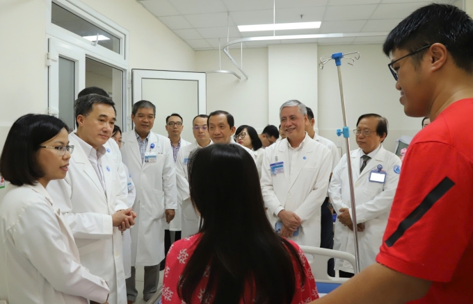 img-20250609-135628-1749452257-2670-1749452406 Thứ trưởng Y tế Trần Văn Thuấn (thứ hai từ trái sang) và các y bác sĩ thăm vợ chồng thai phụ người Singapore tại Bệnh viện Từ Dũ, sáng 9/6. Ảnh: Song Khuê