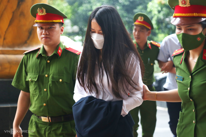 img-7514-jpg-1750235405-8095-1750235553 Bị cáo Trịnh Thị Thúy Nga, em gái ông Quyết, đến tòa phúc thẩm. Ảnh: Ngọc Thành