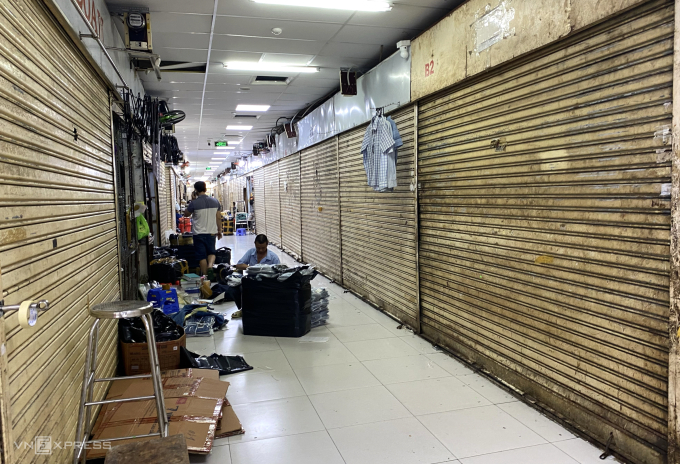 img-7659-1749084703-9783-1749084907 Chợ An Đông một số quầy hàng buôn bán quần áo ở tầng 3 đóng cửa chiều 3/6. Ảnh: Thanh Tùng