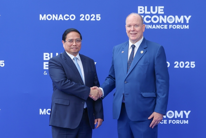img5292-1749375581102151314202-1521-9394-1749384667 Hoàng thân Monaco Albert II đón Thủ tướng Phạm Minh Chính tại Trung tâm Hội nghị Grimaldi ở Monaco ngày 8/6. Ảnh: VGP