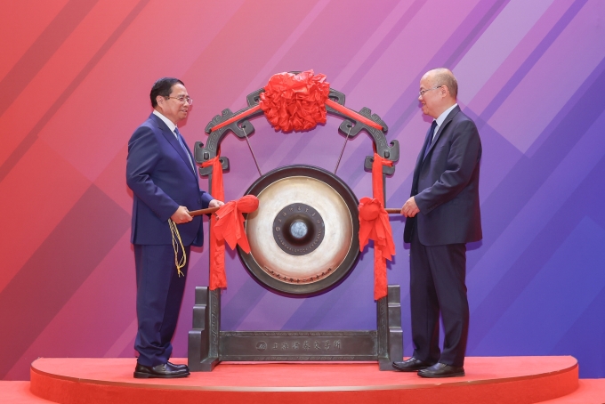 img6563-1750915539393192455760-8505-3376-1750924054 Thủ tướng Phạm Minh Chính thực hiện nghi thức đánh cồng khai mạc phiên giao dịch tại Sàn Giao dịch chứng khoán Thượng Hải (SSE), ngày 26/6. Ảnh: VGP