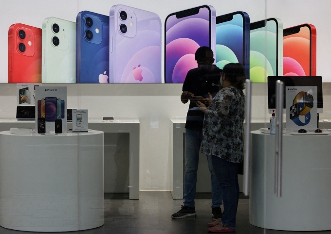 iphone-india-1749803407-174980-3906-6064-1749803503 Bên trong một cửa hàng bán đồ Apple ở Mumbai (Ấn Độ). Ảnh: Reuters