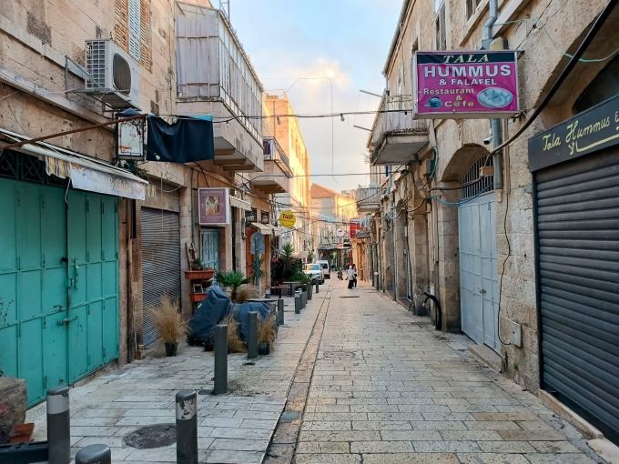 israel-1750480093-3145-1750480204 Một con phố tại Jerusalem vắng vẻ vì ít khách du lịch sau khi chiến sự leo thang. Ảnh: Times of Israel