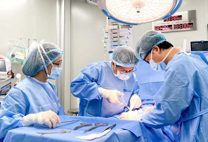 ivf-mo-cong-du-o-ng-va-t-05-06-7046-4163-1749542592 Bác sĩ Huy phẫu thuật chỉnh cong dương vật cho anh Thái. Ảnh: Bệnh viện cung cấp