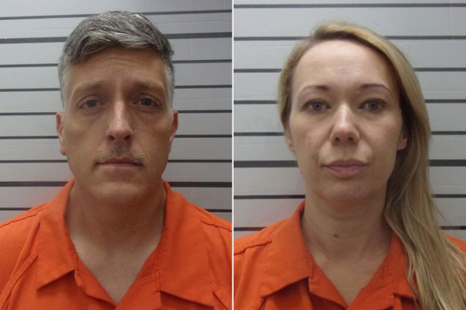 jon-and-carie-halford-mugshots-7345-4785-1751164035 Vợ chồng Jon và Carie Hallford. Ảnh: Muskogee County Sheriffs Office