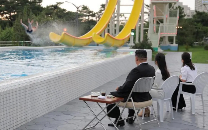 kalma-1750995016-7467-1751000860 Lãnh đạo Kim Jong-un bên đường trượt của công viên nước trong khu du lịch. Ảnh: KCNA