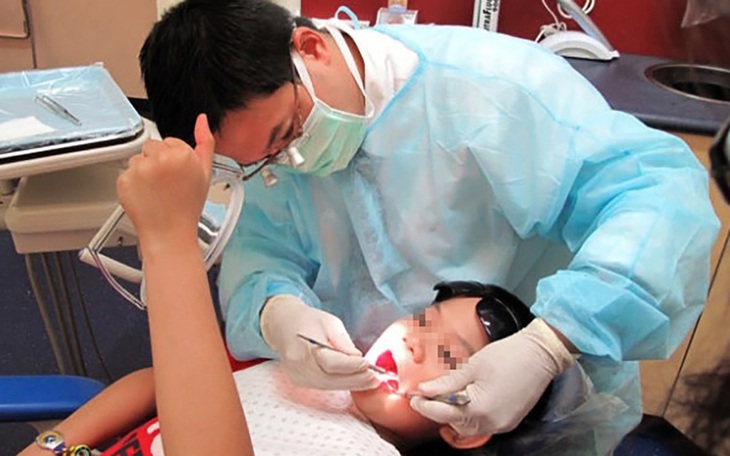kham-rang-cho-tre-em-1728870137207829628957 Giá dịch vụ nha khoa bằng 1/3 nước phát triển, Việt Nam thành điểm đến du lịch và... chữa răng? - Ảnh 2.