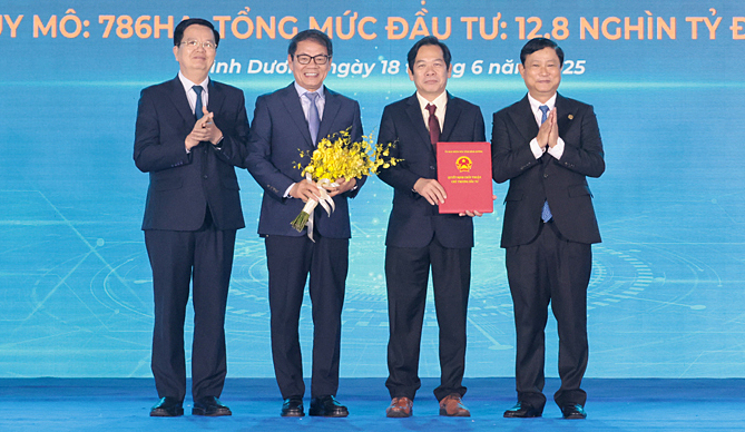 khoicongvd42-1750381448-5011-1-1979-7129-1750387268-1 Tỉnh Bình Dương trao quyết định đầu tư khu công nghiệp Thadico. Ảnh: UBND tỉnh Bình Dưong