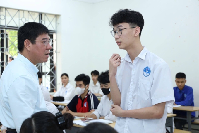 ktra-thi-jpeg-1750773126-9758-1750773345 GS Huỳnh Văn Chương động viên thí sinh ở Bắc Giang hôm 9/6. Ảnh: MOET