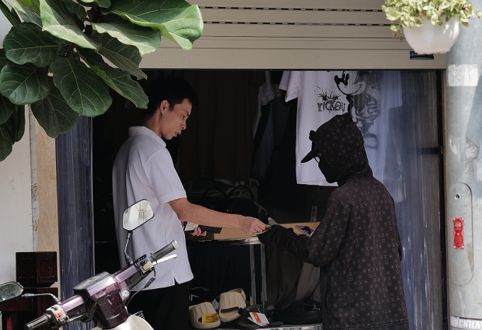l1530179-jpg-1749731731-174973-8367-5681-1749733484 Một cửa hàng trên phố Hàng Ngang (quận Hoàn Kiếm) mở khi có khách hoặc shipper đến giao nhận, ngày 8/6. Ảnh: Ngọc Thành