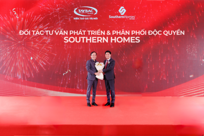 log-7579-1-1749777537-4875-1749778567 Ông Tạ Minh Khang (trái), Tổng giám đốc Southern Homes Việt Nam nhận hoa chúc mừng từ lãnh đạo Tập đoàn Tây Bắc sau nghi thức ký kết tư vấn phát triển và phân phối dự án Mỹ Tho Central Complex. Ảnh: Southern Homes Việt Nam
