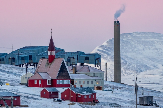longyearbyen-svalbard-kirke-by-1503-5716-1749807778 Những ngôi nhà sơn đỏ tại Longyearbyen. Ảnh: Longyearbyen Adventure
