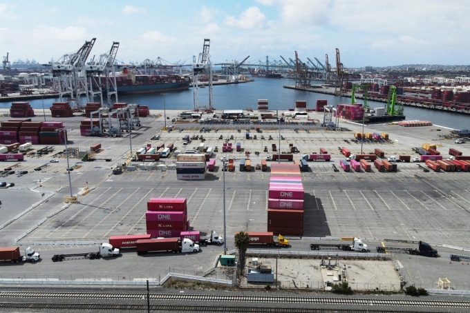 los-angeles-1750048430-1125-1750048498 Container tại cảng Los Angeles (California) ngày 5/5. Ảnh: Reuters