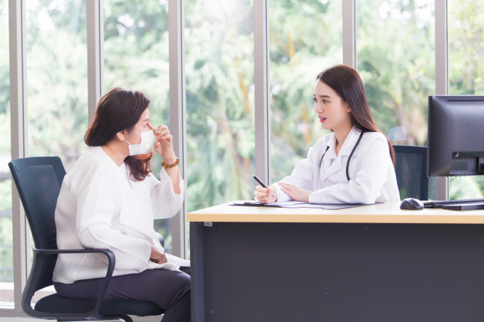 medium-vecteezy-asian-elder-wo-5348-9855-1750926570 Nữ giới khám và tư vấn về bệnh ung thư cổ tử cung. Ảnh minh họa: Vecteezy