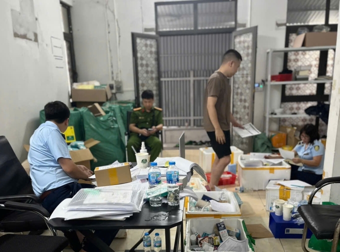 my-pham-1749551546-6235-1749552243 Nhà chức trách kiểm tra cơ sở kinh doanh mỹ phẩm tại Hà Nội. Ảnh: Quản lý thị trường