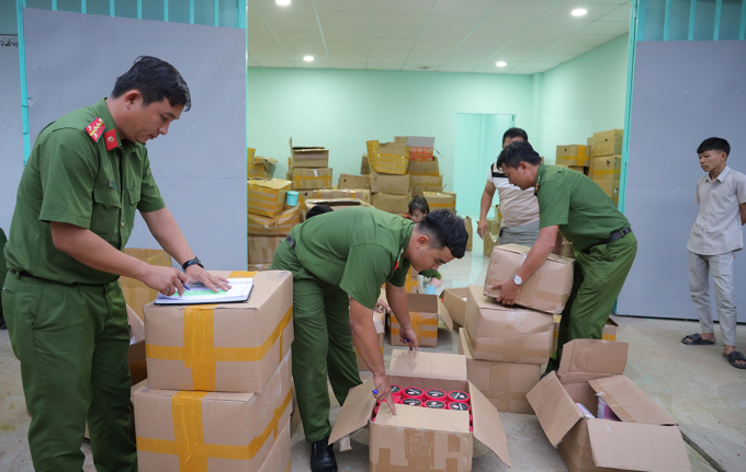 myphamgia-1749905461-4512-1749906976-1 Cảnh sát khám xét kho hàng nhiều mỹ phẩm không rõ nguồn gốc. Ảnh: Hồng Tuyết