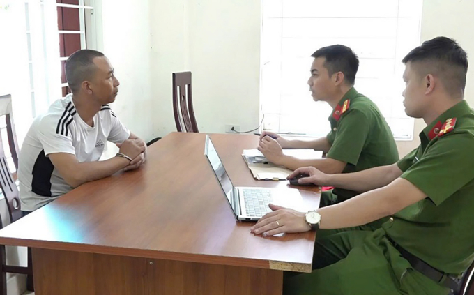 nghi-can-tuan-1750386346-1644-1750386669 Nghi can Tuấn (góc trái) làm việc với cảnh sát. Ảnh: Hòa Vang