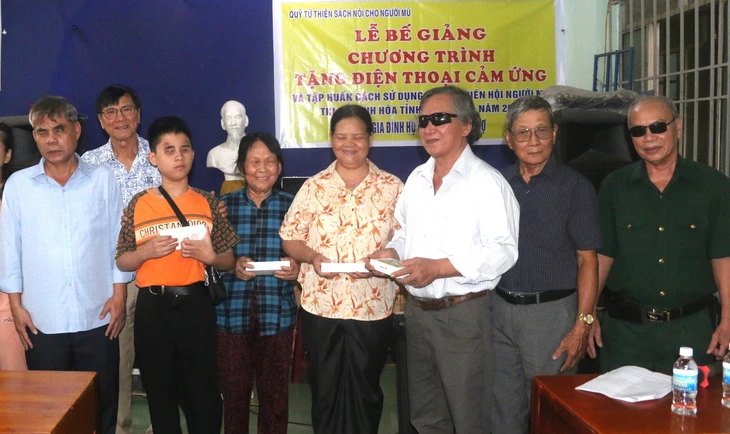 nguoimu2-17495449578391943900155 'Đôi mắt' cho người mù - Ảnh 2.