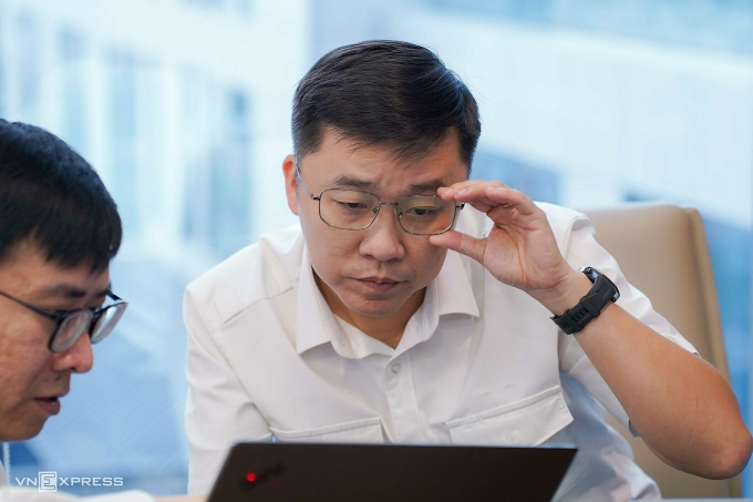 nhg08703-1750151173-1750151195-9950-1750152683 Ông Nguyễn Đức Huy, Phó trưởng ban Nghiệp vụ Thuế, Cục Thuế trả lời thắc mắc của hộ kinh doanh, sáng 17/6 tại toà soạn VnExpress. Ảnh: Hoàng Giang