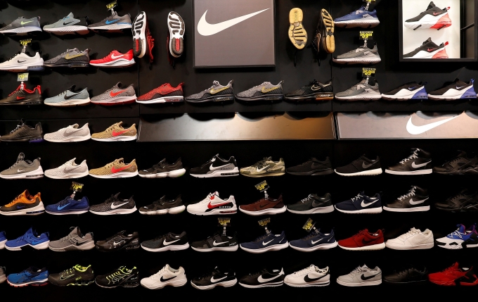 nike-1-1751012605-3761-1751012805 Giày Nike trong một cửa hàng ở New York (Mỹ). Ảnh: Reuters