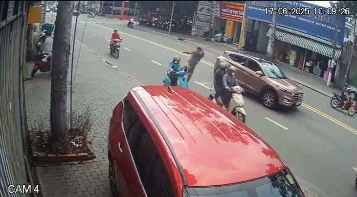 nu-tai-xe-bi-bi-dap-nga-o-binh-duong-17501628163661531892727 xe ôm công nghệ - Ảnh 1.