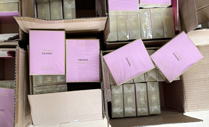 nuochoa2-1750517440-3879-1750517582-1 Nước hoa giả mang thương hiệu nổi tiếng. Ảnh: Công an cung cấp